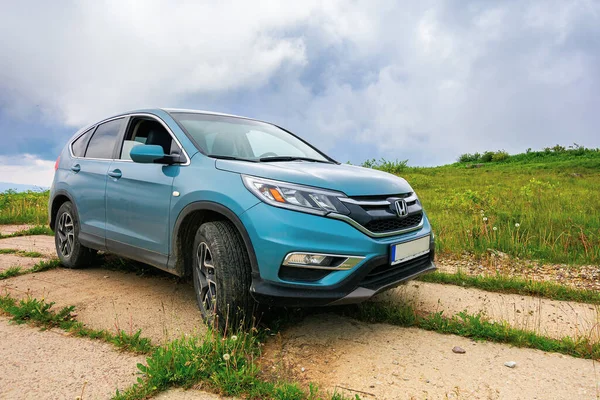 Lypovets, Ukrayna - 22 Haziran 2019: Dağ aygırının tepesindeki beton yol kenarında. kırsal seyahat konsepti. Yazın güzel doğa manzarası Dramatik gökyüzü