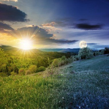 Gündüz ve gece, zaman ekinoksu konsepti ilkbaharda dağlık kırsal alanların üzerinde değişiyor. Tepelerdeki ağaçlar ve otlar yeşil vadiden uzak tepelere doğru yuvarlanıyor. Güneş ve ay gökyüzünde.