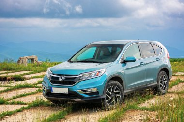 Lypovets, Ukrayna - 22 Haziran 2019: Dağ aygırının tepesindeki beton yol kenarında. kırsal seyahat konsepti. Yazın güzel doğa manzarası Dramatik gökyüzü