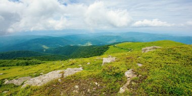 Alp Karpatya manzarası. Bulutlu bir günde, dağ runa tepesini turiya kırsal vadisinde görmek. Güzel yaz manzarası
