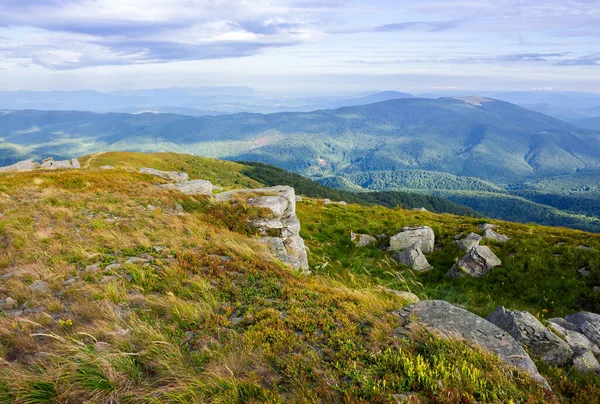 Krajina Karpatských Hor Kamení Kopci Pohled Vzdáleného Údolí Mraky Obloze — Stock fotografie