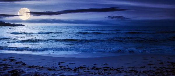 방학에는 해변에서 보낸다 보름달 빛으로 아름다운 조경을 파도가 황금빛 모래사장을 — 스톡 사진