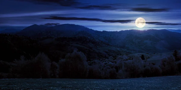 Hügelige Ländliche Berglandschaft Bei Nacht Herrliche Naturkulisse Frühling Wolken Himmel — Stockfoto