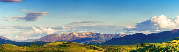 Bergige Ländliche Panoramalandschaft Frühling Schöne Landschaft Unter Einem Wolkenverhangenen Himmel — Stockfoto