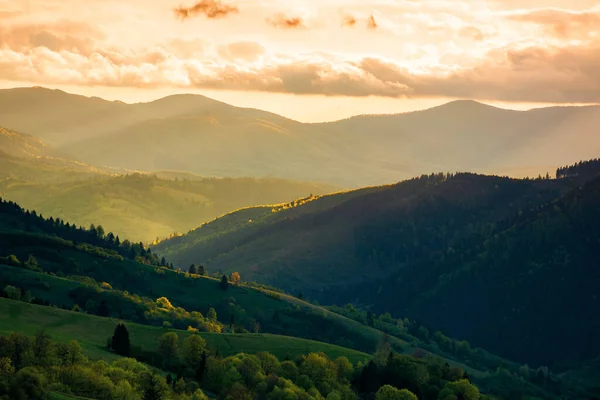 Venkovská Krajina Horách Při Západu Slunce Dramatické Počasí Nad Vzdáleným — Stock fotografie