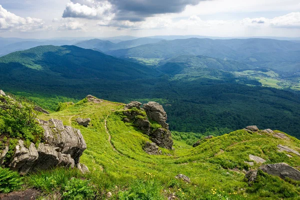 View Pikui Mountain Huge Stones Grassy Slopes Summer Landscape Carpathian — Stock Photo, Image