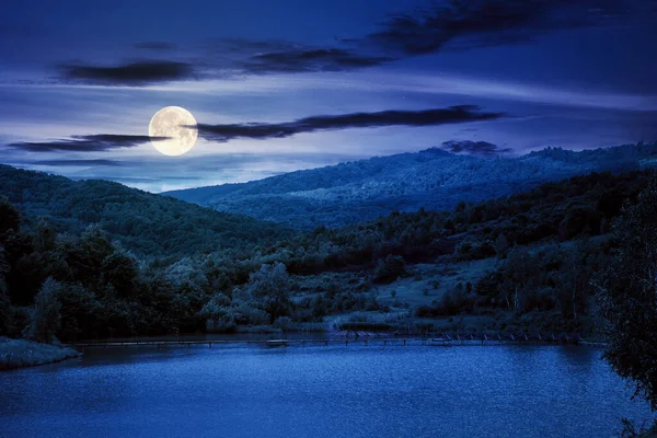 湖中的山水在春天的夜晚 美丽的乡村风景 海岸上的森林 满月的光芒 天空中的云彩 — 图库照片