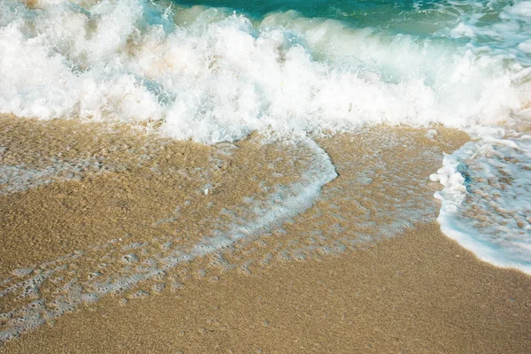 把海浪的纹理拉近 滚到金黄沙滩上 夏日阳光明媚的大自然背景 — 图库照片