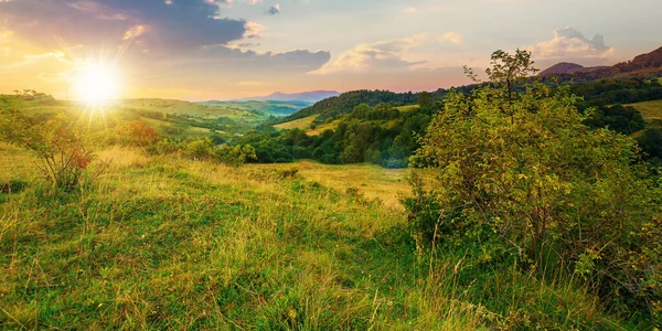 日落时的山地乡村风景 美丽的风景 山丘和草地在黄昏的阳光下 高耸的山脊 遥远山谷中的村庄 — 图库照片