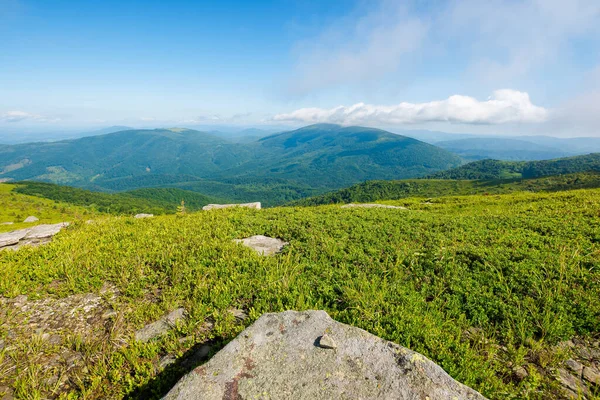 Letní Horská Krajina Kameny Horské Louce Krásný Výhled Vzdáleného Údolí — Stock fotografie