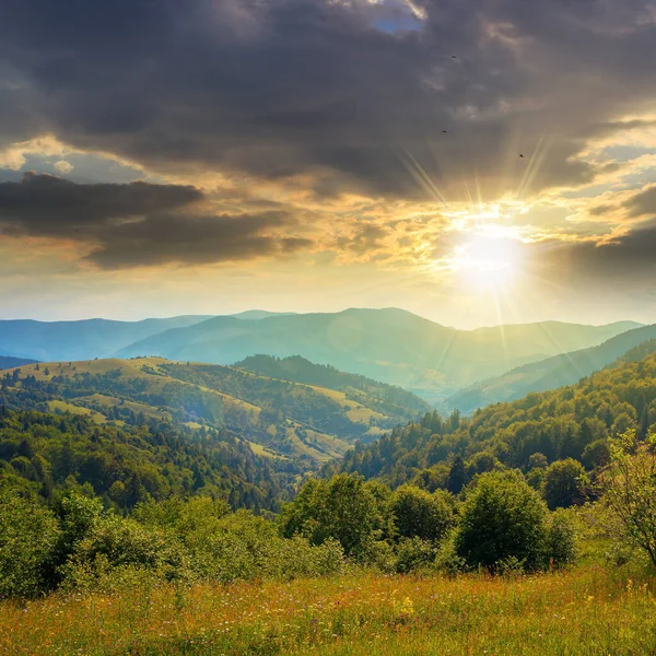 Krajobraz Wsi Lecie Zachodzie Słońca Piękne Krajobrazy Natury Łąkami Wzgórzach — Zdjęcie stockowe