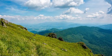 Pikui dağının manzarası. Çimenli yamaçlarda büyük taşlar. Karpat Dağları 'nın yaz manzarası. Borzhava sırtı, bulutlu bir gökyüzünün altında.