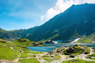İbne dağlarındaki Balea Gölü manzarası. Sabahları harika bir yaz manzarası. Romanya 'nın popüler seyahat beldesi