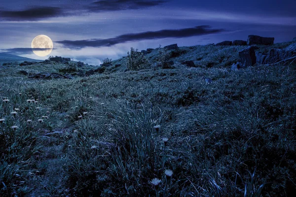 Prado Montaña Por Noche Nube Rodando Sobre Colina Con Rocas —  Fotos de Stock