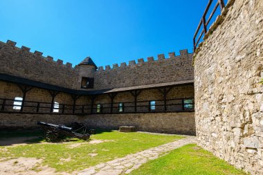 Stara Lubovna, Slovakya - 28 AUG 2016: Kalenin iç avlusunda antik top. Muazzam taş duvarlar. popüler seyahat hedefi