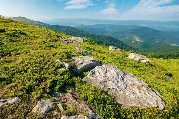 Letni Krajobraz Górski Kamieniami Wzgórzu Wspaniały Widok Odległą Dolinę Słoneczny — Zdjęcie stockowe