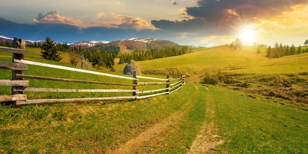 Mountainous Rural Landscape Sunset Spring Path Grassy Field Wooden Fence — Stock Photo, Image