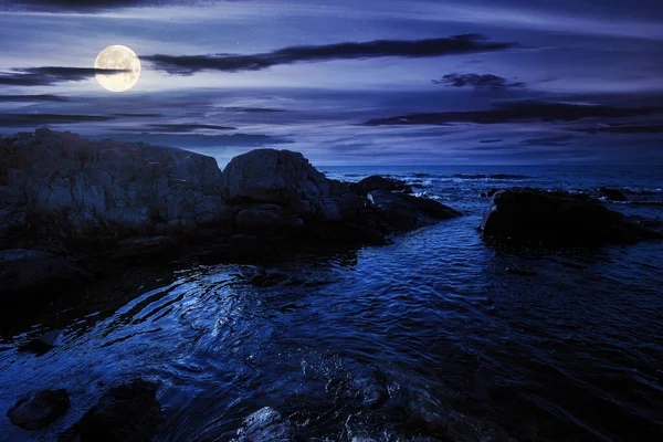 Zee Kust Landschap Nachts Stenen Het Kalme Water Weinig Wolken — Stockfoto