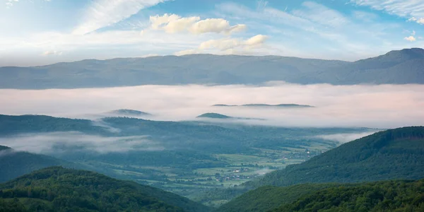 Nebbia Incandescente Nella Valle Rurale All Alba Bellissimo Paesaggio Montano — Foto Stock