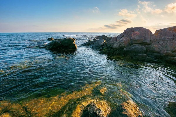 Krajobraz Wybrzeża Morskiego Rano Głazy Spokojnej Wodzie Kilka Chmur Niebie — Zdjęcie stockowe