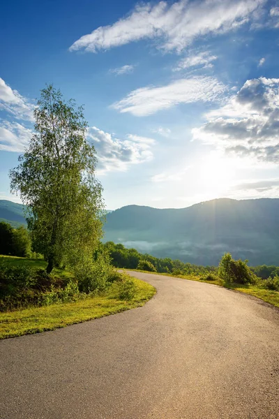 Estrada Rural Descendo Colina Bonito Fundo Viagem Sol Manhã Tempo — Fotografia de Stock