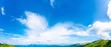 Öğleden sonra mavi gökyüzünde kabarık bulutlar. Güzel doğa geçmişi. panoramik görünüm