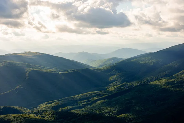 Dramatyc Berglandschap Avondlicht Wolken Boven Bergkam Heuvels Gedoofd Licht Prachtige — Stockfoto