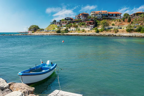 Oude Stad Van Nessebar Bulgaria Vissersboot Afgemeerd Aan Kust Zonnig — Stockfoto