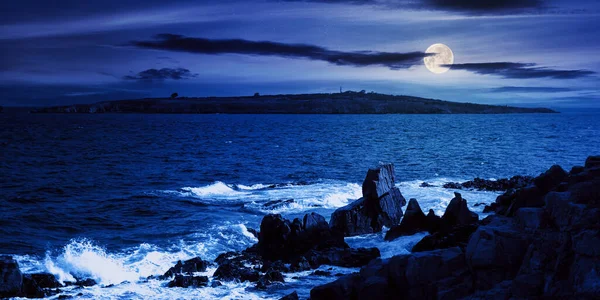 Zeegezicht Nachts Prachtig Landschap Met Eiland Kliffen Aan Kust Bij — Stockfoto