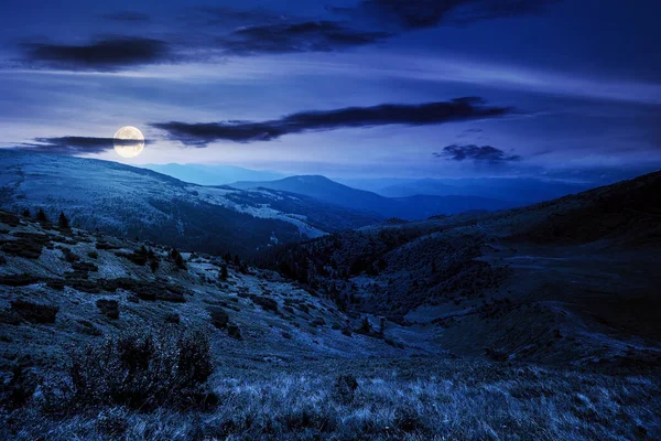 夜間のカルパチア山脈の風景です 夏の暗い空に雲の下の満月の光の中で緑の丘陵と美しい風景 チョルノホラ尾根の人気の旅行先 — ストック写真