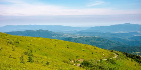 Venkovská Cesta Přes Kopec Horská Krajina Ranním Světle Modrá Obloha — Stock fotografie