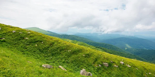 Letní Horská Krajina Krásná Přírodní Scenérie Kamení Travnatých Kopcích Valících — Stock fotografie