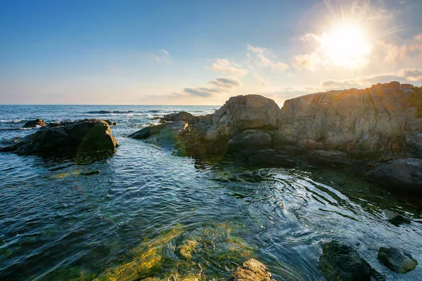 朝の海の海岸風景 穏やかな水の中の岩 前日の光の中で空に雲は少ない 夏休みの寂しい場所 — ストック写真