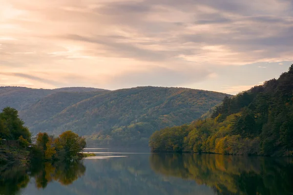 Beaux Paysages Soirée Avec Lac Nuages Brillants Réfléchissant Sur Surface — Photo