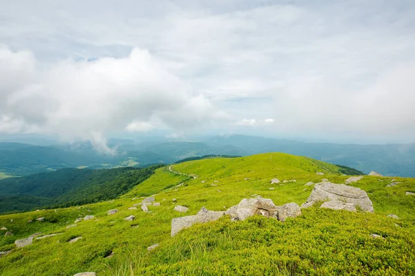 Zelená Přírodní Krajina Krásná Letní Scenérie Horách Kamení Travnatých Kopcích — Stock fotografie