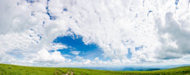 Öğleden sonra mavi gökyüzünde kabarık bulutlar. Güzel doğa geçmişi. panoramik görünüm