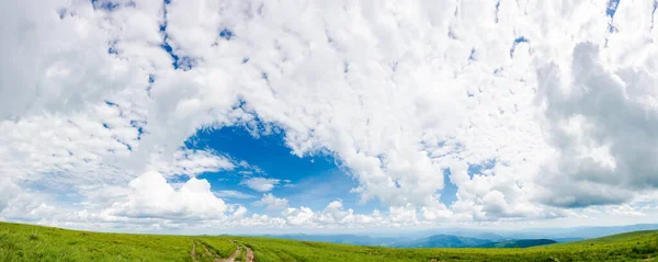 Flauschige Wolken Blauen Himmel Nachmittag Schöne Natur Hintergrund Panoramablick — Stockfoto
