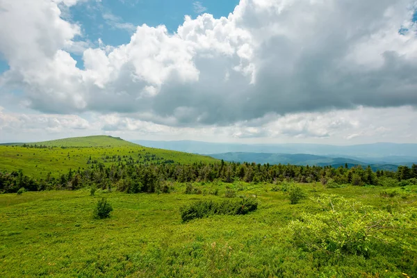 Dramatyc Mountain Landscape High Noon Clouds Ridge Hills Sunny Day — Stock Photo, Image