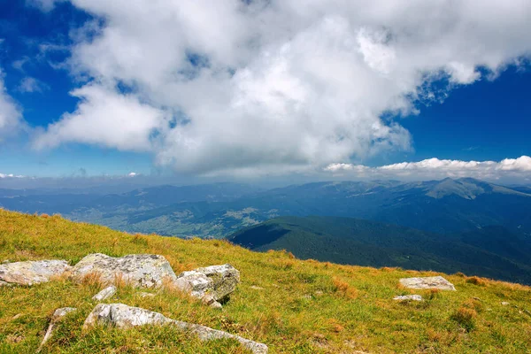 Berglandschaft Einem Sonnigen Tag Schöne Natur Hintergrund Herrliche Wolkenlandschaft Über — Stockfoto