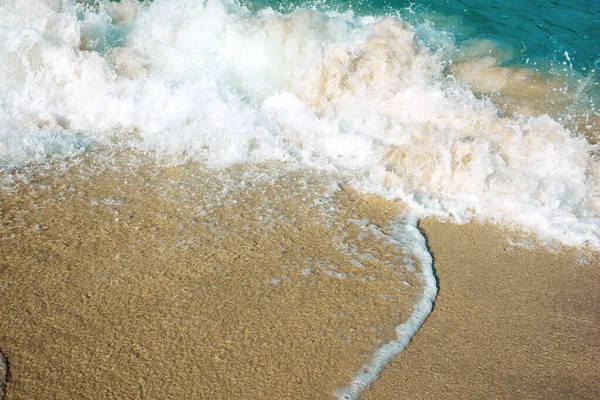 把海浪的纹理拉近 滚到金黄沙滩上 夏日阳光明媚的大自然背景 — 图库照片