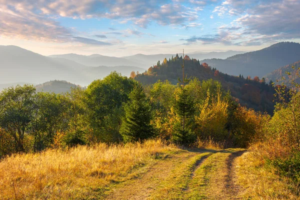 Krajobraz Górski Jesienią Drzewa Kolorowych Liściach Trawiastych Wzgórzach Grzbiet Oddali — Zdjęcie stockowe