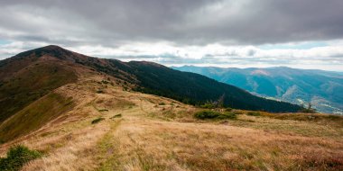 Sonbaharın başlarında Karpatlar 'ın dağ manzarası. Mt. Dağın renkli manzarası. Strymba, Ukrayna. Bulutlu bir gökyüzünün altında svydovets sırtı. popüler seyahat hedefi