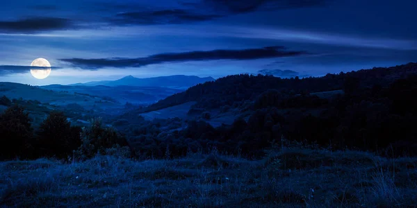 Paisagem Rural Montanhosa Noite Pastagens Campos Rurais Perto Floresta Nas — Fotografia de Stock