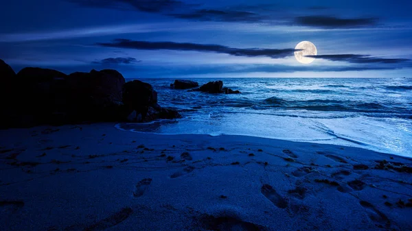 Enorme Stenen Het Zandstrand Nachts Prachtige Fluwelen Seizoen Vakantie Zwarte — Stockfoto