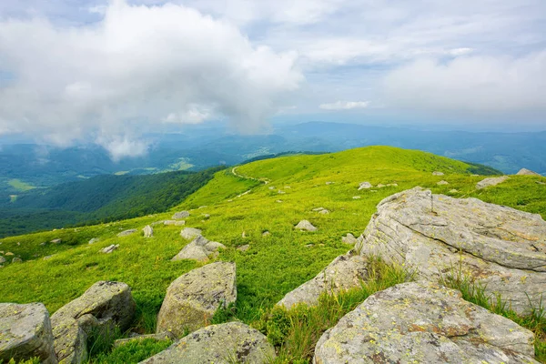 从鲁纳山看风景 长满青草的斜坡上的巨石 喀尔巴阡山脉的夏季风景 Bieszczady和Vihorlat山脊在天际低云之下 — 图库照片