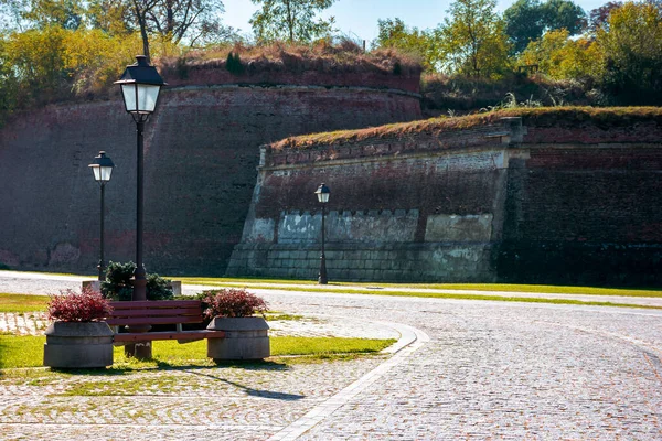 ルーマニアのAlba Iulia 10月13 2019 秋のAlba Carolina要塞の内側の通り 歩道の提灯やベンチです 道の周りに巨大な壁が 人気の旅行先 — ストック写真
