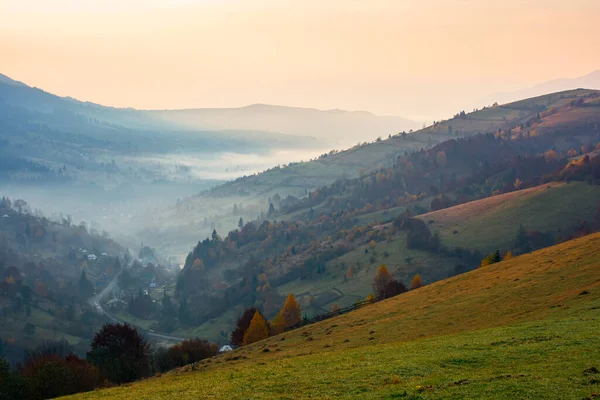 Paisagem Montanhosa Rural Uma Manhã Nebulosa Paisagem Bela Natureza Com — Fotografia de Stock