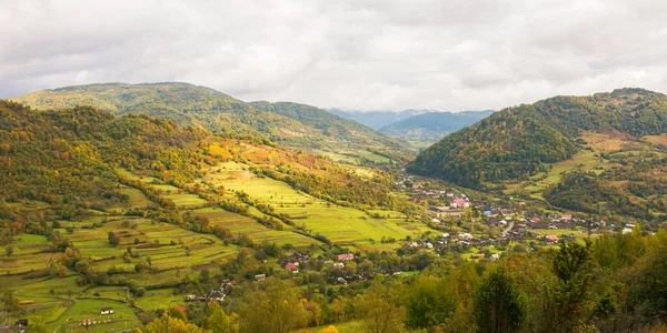 Landelijk Landschap Bergen Bewolkt Herfstweer Dorp Verre Vallei — Stockfoto