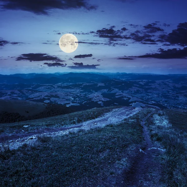 Path to village in mountain valley at night — Stock Photo, Image