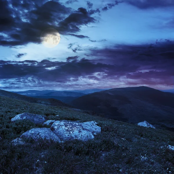 Pietre pe deal pe timp de noapte — Fotografie, imagine de stoc